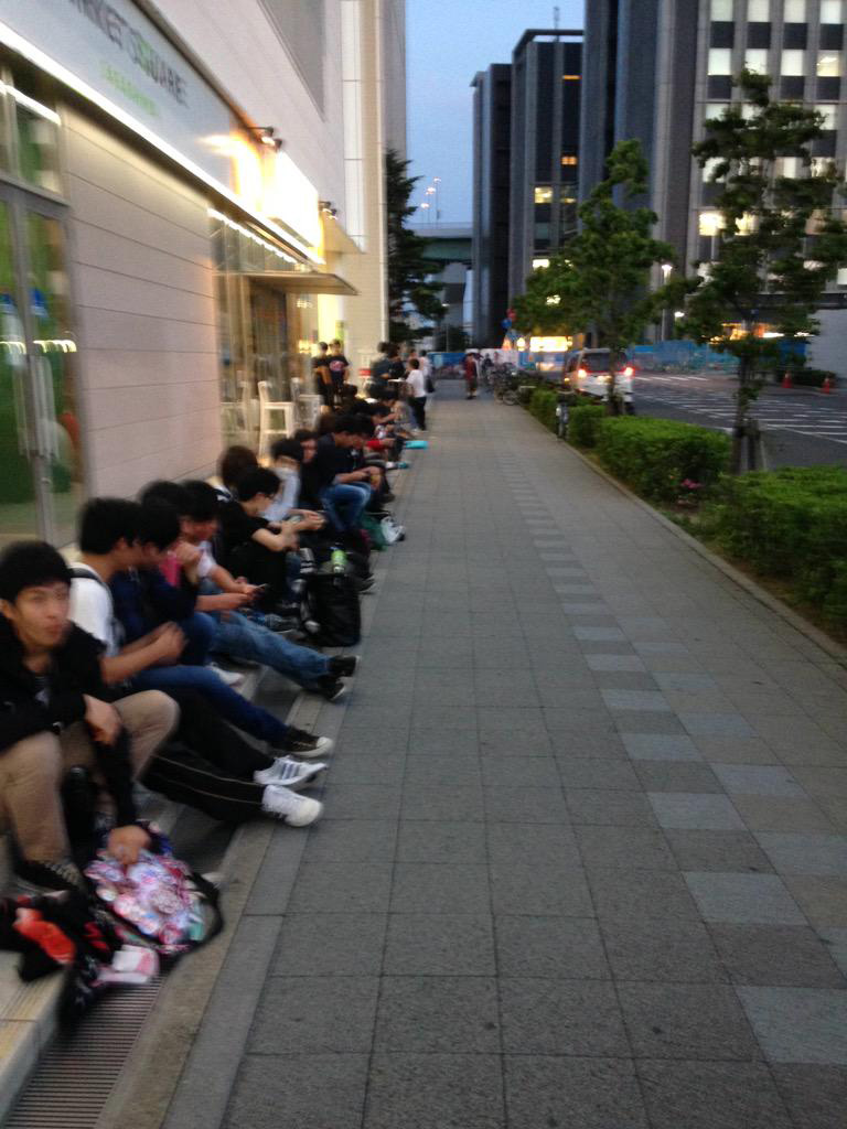 Fans-Line-up-Early-for-Love-Live!-The-School-Idol-Movie-Advance-Tickets-1